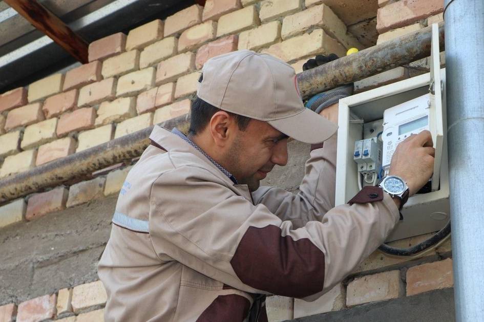 “Hududiy elektr tarmoqlari” elektr hisoblagichlarni xonadondan tashqarida o‘rnatish talabiga izoh berdi